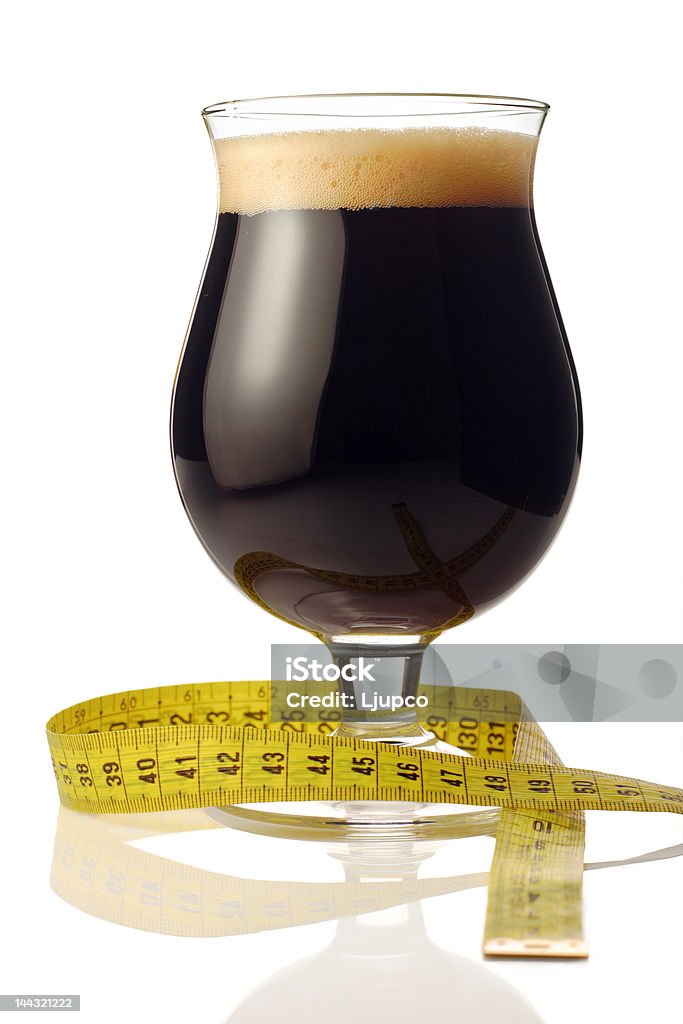 Oscuridad cerveza con una cinta métrica - Foto de stock de Cerveza libre de derechos