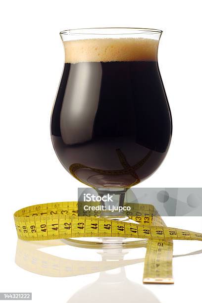 Foto de Cerveja Escura Com Uma Fita De Medição e mais fotos de stock de Cerveja - Cerveja, Fita métrica, Primeiro plano
