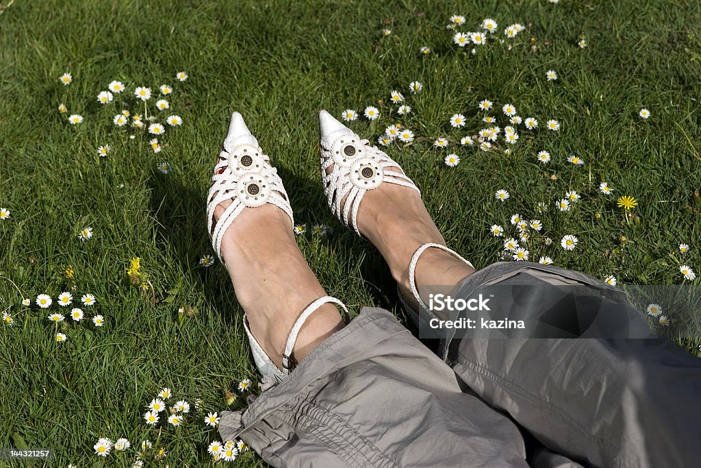 Pieds dans les chaussures sur prairie - Photo de Activité de loisirs libre de droits