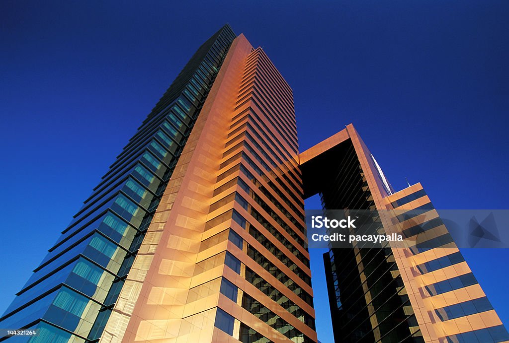 Moderno edificio en la ciudad - Foto de stock de Actuación - Representación libre de derechos