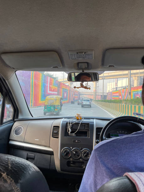 изображение индийского мужчины, едущего по шоссе / автомагистрали в частном такси, ожидающего движения транспорта, пробки, авторикши, желты - accident taxi driving tourist стоковые фото и изображения