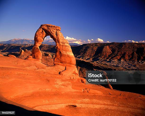 Delicate Arch - Fotografias de stock e mais imagens de Ao Ar Livre - Ao Ar Livre, Arco Natural, Cordilheira - Montanha