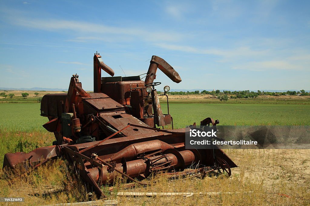 Abbandonato apparecchiature agricole nel campo - Foto stock royalty-free di Fattoria