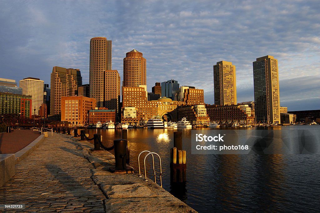 Boston harbor skyline w dawn - Zbiór zdjęć royalty-free (Ameryka)