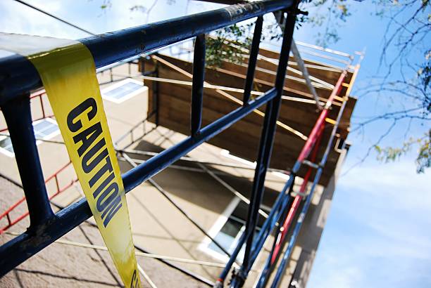 vorsicht - restoring scaffolding built structure home improvement stock-fotos und bilder