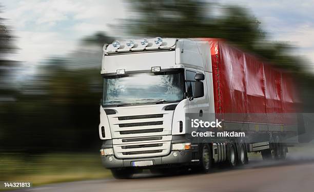 Ciężarówka Jazdy W Kraju Drogatempo - zdjęcia stockowe i więcej obrazów Ciężarówka - Ciężarówka, Dostarczać, Droga