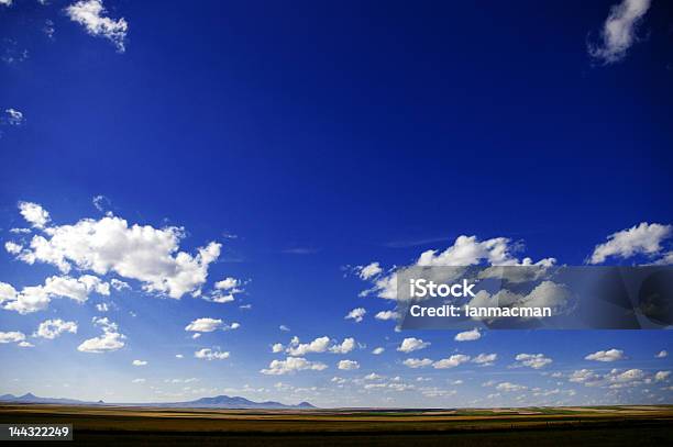 Big Sky Montana Foto de stock y más banco de imágenes de Agricultura - Agricultura, Aire libre, Aislado