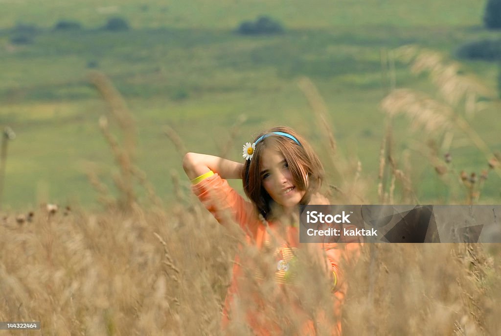 Girl の草地 - カメラ目線のロイヤリティフリーストックフォト
