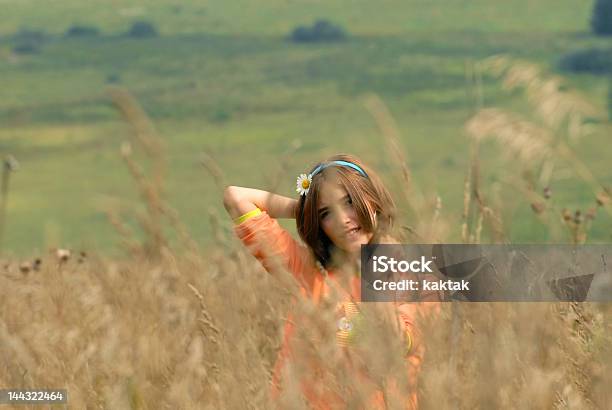 Girl の草地 - カメラ目線のストックフォトや画像を多数ご用意 - カメラ目線, カラー画像, ティーンエイジャー