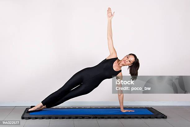 Gimnastyka Ćwiczenia Pilates - zdjęcia stockowe i więcej obrazów Aerobik - Aerobik, Aktywny tryb życia, Ciało ludzkie