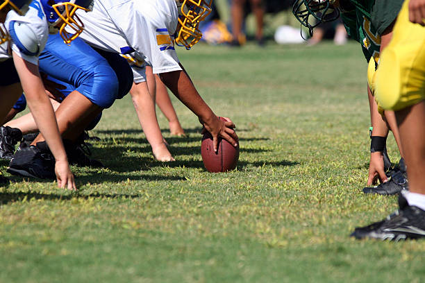 linia wznowienia gry - football child american football team zdjęcia i obrazy z banku zdjęć