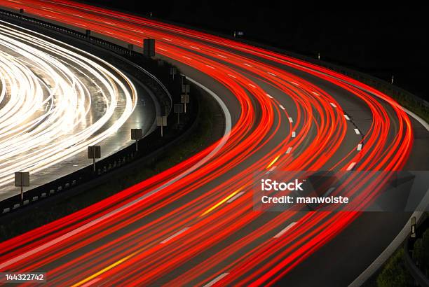 Час Пик Движение В Ночное Время На Многополосная Автострада — стоковые фотографии и другие картинки Длительная выдержка