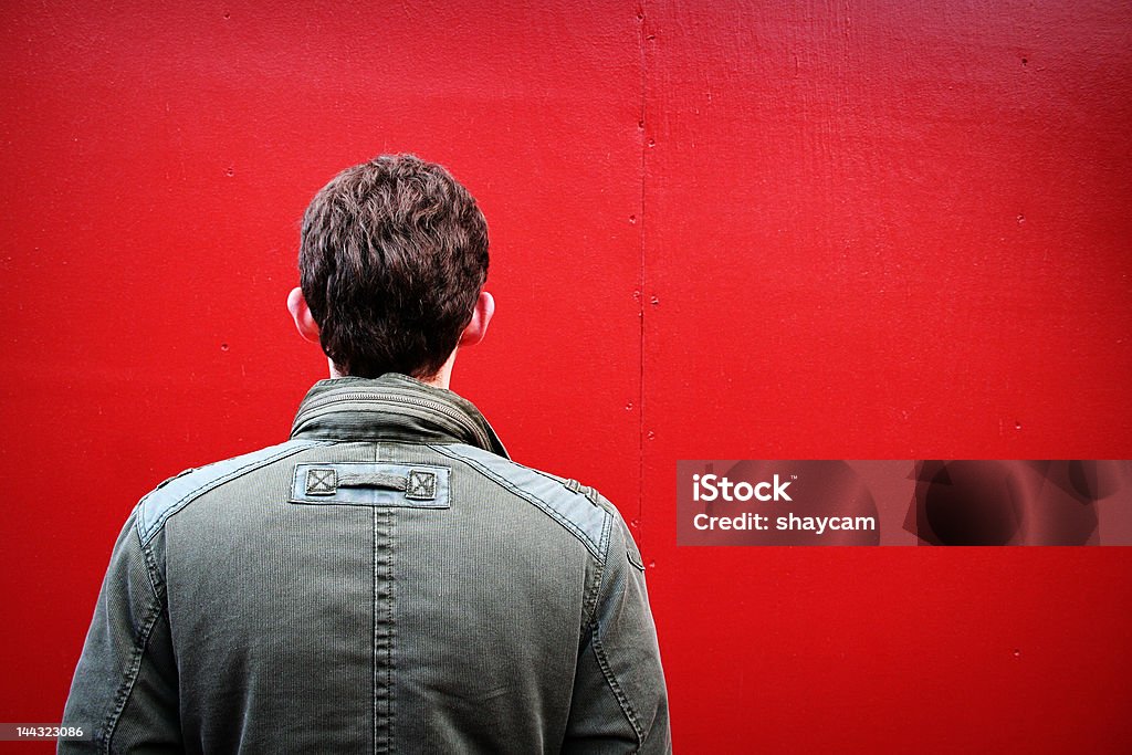 Człowiek z czerwone ściany - Zbiór zdjęć royalty-free (Reklama)