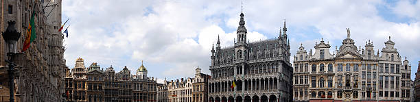 panorama grand place di bruxelles - brussels belgium arranging majestic foto e immagini stock
