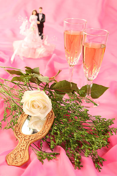 bonecos, bolo de casamento rosa e óculos sobre rosa - netting champagne wine drink imagens e fotografias de stock