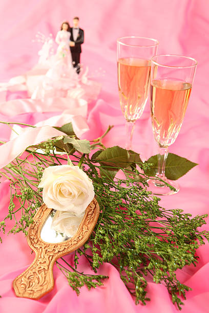 웨딩 케이크 dolls, 장미 및 글라스잔 over 핑크 - netting champagne wine drink 뉴스 사진 이미지