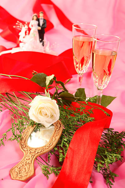 bonecos, bolo de casamento rosa e óculos sobre rosa - netting champagne wine drink imagens e fotografias de stock