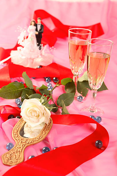 bonecos, bolo de casamento rosa e óculos sobre rosa - netting champagne wine drink imagens e fotografias de stock