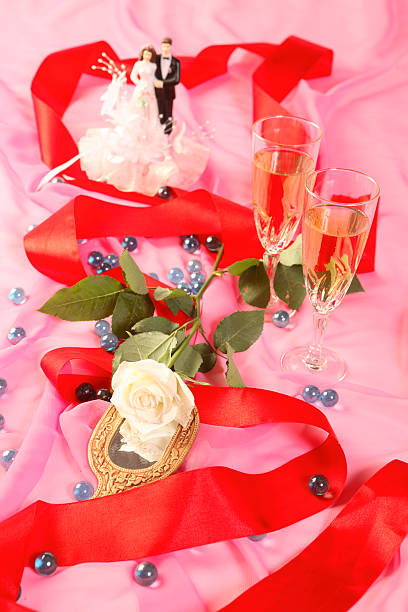 bonecos, bolo de casamento rosa e óculos sobre rosa - netting champagne wine drink imagens e fotografias de stock