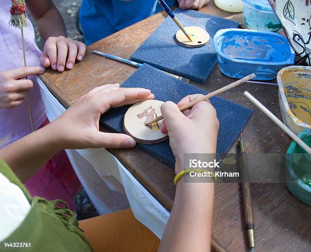 Foto de Jovens Artistas No Trabalho e mais fotos de stock de Aprender - Aprender, Arte e Artesanato - Assunto, Assistindo