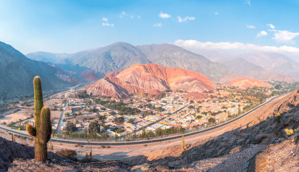 vista della città di purmamarca e delle montagne del cerro de los siete colores, argentina - argentina landscape scenics south america foto e immagini stock