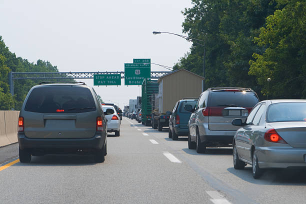 traffic jam interrumpió automóviles la autopista pennsylvania turnpike, tome la salida de 358 bristol levittown - autopista de cuatro carriles fotografías e imágenes de stock