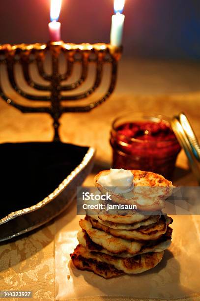 Latkes Foto de stock y más banco de imágenes de Jánuca - Jánuca, Crep, Fotografía - Imágenes