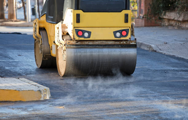 rolo de estrada e asfalto máquina de pavimentação no canteiro de obras - industrial equipment steamroller construction vehicle construction equipment - fotografias e filmes do acervo