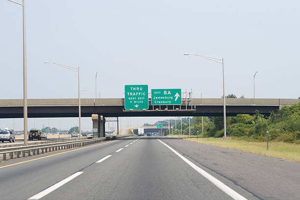 tome la salida 8a la new jersey turnpike y la i-95 señal de flecha - autopista de cuatro carriles fotografías e imágenes de stock