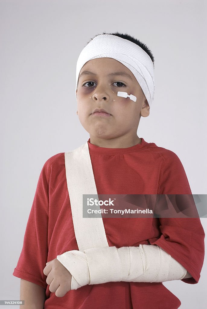 Petit garçon avec les blessures et les déchirures - Photo de Blessure physique libre de droits