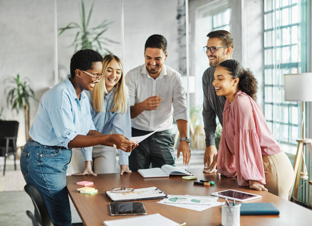 reunión de negocios empresaria mujer mujer oficina retrato trabajo carrera feliz hombre de negocios trabajo en equipo colega empresaria startup creativo estudiante educación proyecto - comercial fotografías e imágenes de stock