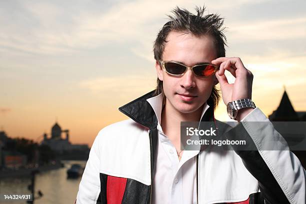 Hombre Joven En Orange En Gafas De Sol Sunset Sky Detrás Foto de stock y más banco de imágenes de 20 a 29 años