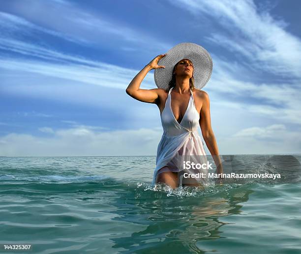 Mujer Foto de stock y más banco de imágenes de Actividades recreativas - Actividades recreativas, Adulto, Adulto de mediana edad