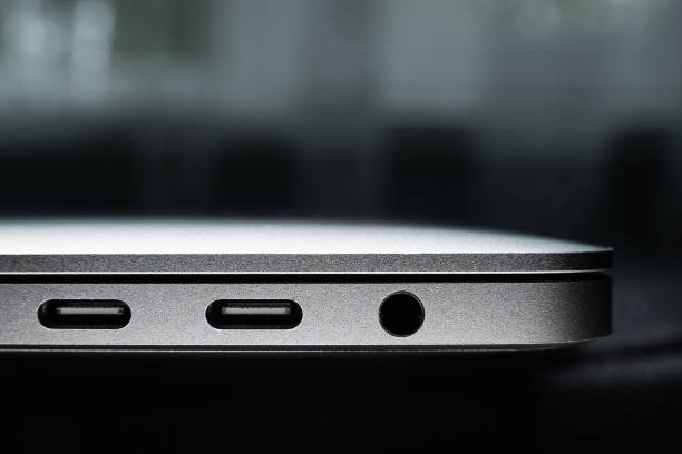 회색 브러시드 알루미늄 노트북 케이스에 usb type-c 커넥터 2개와 3.5mm 미니 잭 클로즈업 - minijack 뉴스 사진 이미지