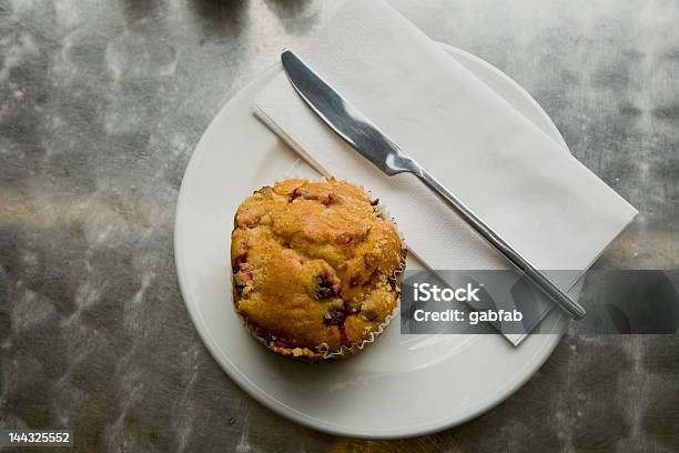 Muffin W Kawiarni - zdjęcia stockowe i więcej obrazów Muffin z jagodami - Muffin z jagodami, Talerz, Aluminium