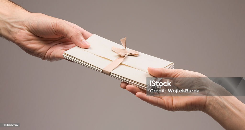 Mains avec des enveloppes - Photo de Lettre - Document libre de droits