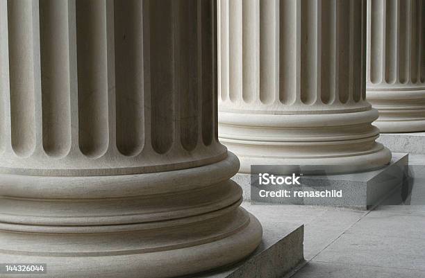 Photo libre de droit de Des Colonnes Néoclassiques banque d'images et plus d'images libres de droit de Colonne architecturale - Colonne architecturale, Trois objets, Au fond de