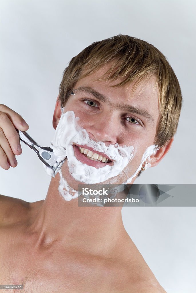 Мужчины перед бритья - Стоковые фото 20-24 года роялти-фри