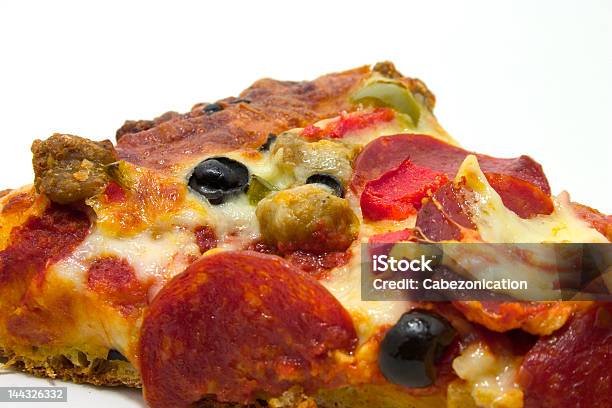 Pizza Foto de stock y más banco de imágenes de Aceituna - Aceituna, Alimento, Blanco - Color