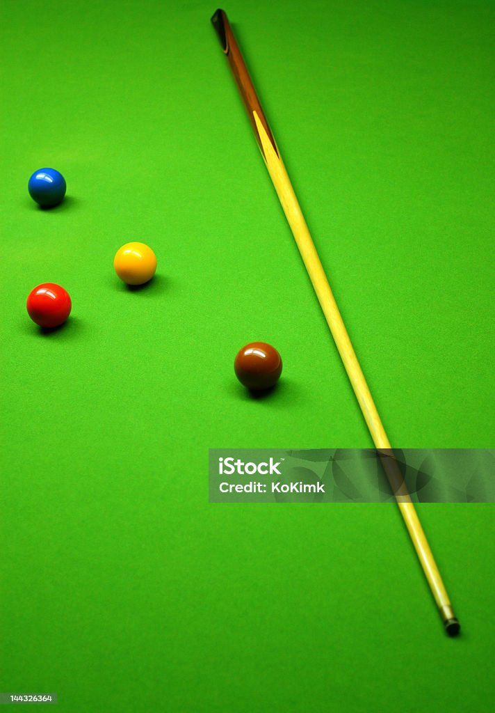 Cue stick e snooker palle sulla superficie verde - Foto stock royalty-free di Abilità