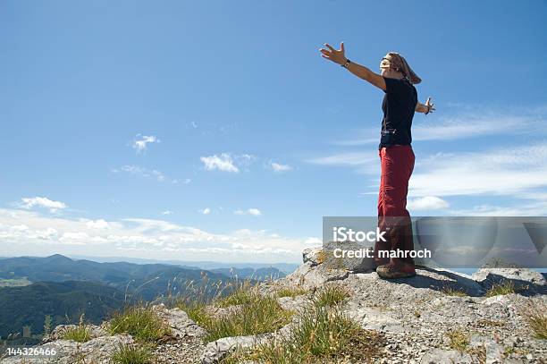 En La Parte Superior Foto de stock y más banco de imágenes de Acantilado - Acantilado, Actividades recreativas, Actividades y técnicas de relajación