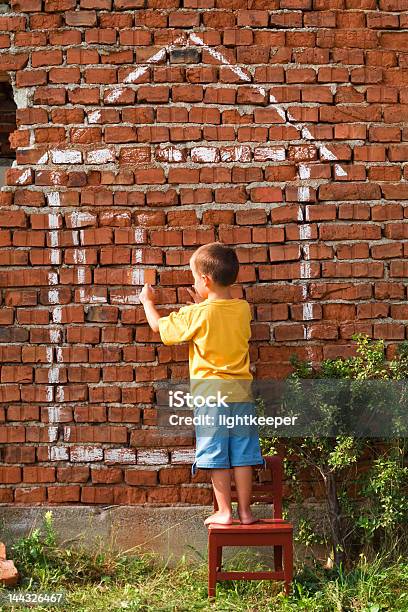 Niño Dibujo Una Casa Foto de stock y más banco de imágenes de Dibujar - Dibujar, Dibujo, Pared