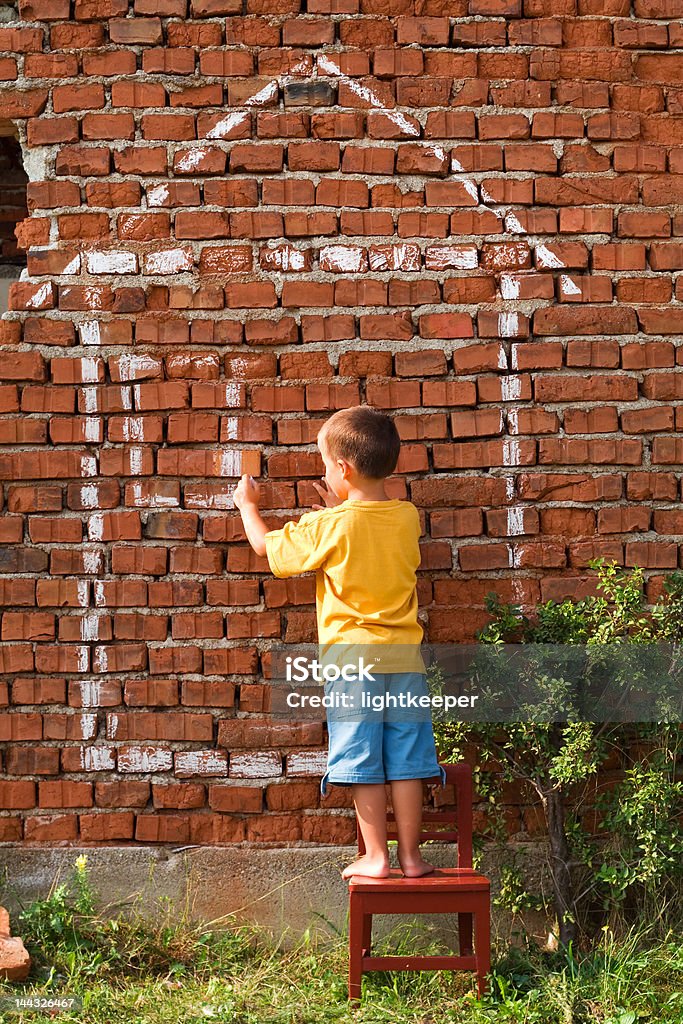 Ragazzo disegno di una casa - Foto stock royalty-free di Disegnare