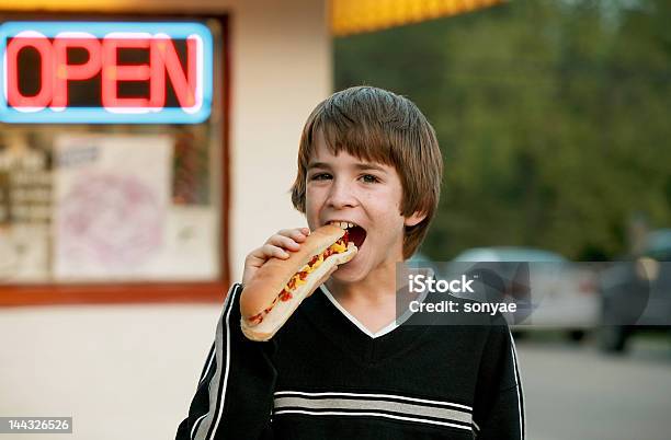 Ragazzo Mangia Un Hot Dog Footlong - Fotografie stock e altre immagini di Hot Dog - Hot Dog, Bambino, Mangiare