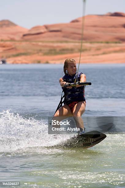 Dziewczyna Wakeboarding W Lake Powell - zdjęcia stockowe i więcej obrazów Cała postać - Cała postać, Czerwony, Czynność