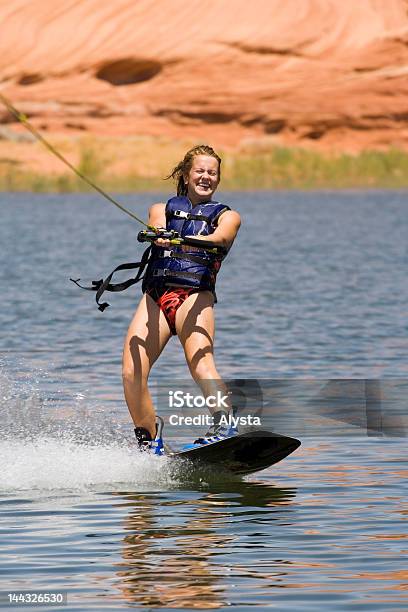 Mädchen Wakeboarding Am Lake Powell Stockfoto und mehr Bilder von Segeln - Segeln, Freizeitaktivität, Lake Powell