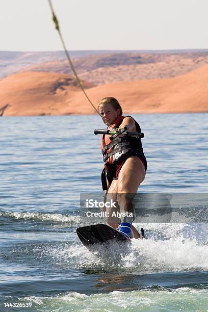 Dziewczyna Wakeboarding W Lake Powell - zdjęcia stockowe i więcej obrazów Bezchmurne niebo - Bezchmurne niebo, Cała postać, Czerwony