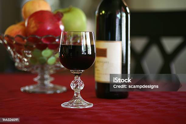 Vino De Frutas Saludables Foto de stock y más banco de imágenes de Bol de frutas - Bol de frutas, Mesa - Mueble, Vino