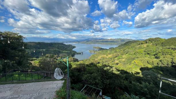 suchitlan lake from suchitoto - el salvador lake scenics nature imagens e fotografias de stock