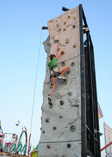 parede de escalada no fair - climbing wall rock climbing holding reaching - fotografias e filmes do acervo